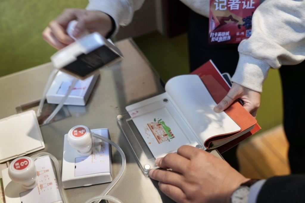 游客打卡南昌红色地标朱德旧居。澎湃新闻记者 王洛伊 图