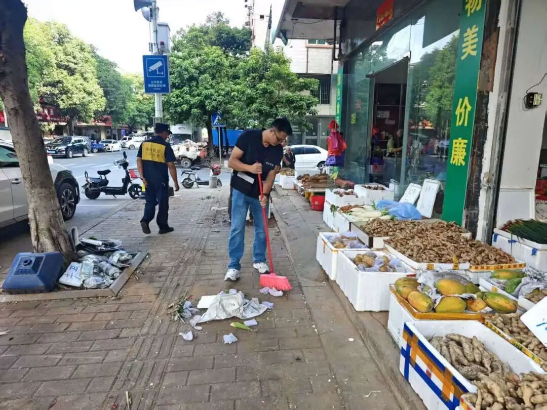 执法人员协助摊贩收拾经营物品,引导其至指定临时摆卖区