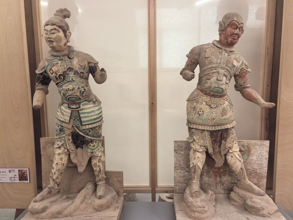 中国雕塑家何鄂整理临摹作品——莫高窟第194窟天王像　新华社记者　任延昕　摄