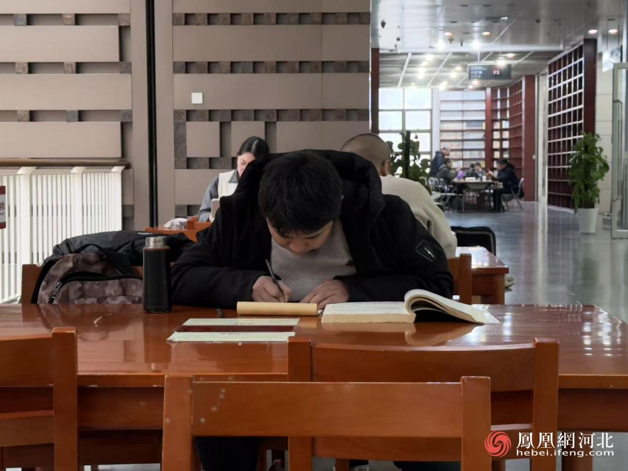 省图书馆市民在读书