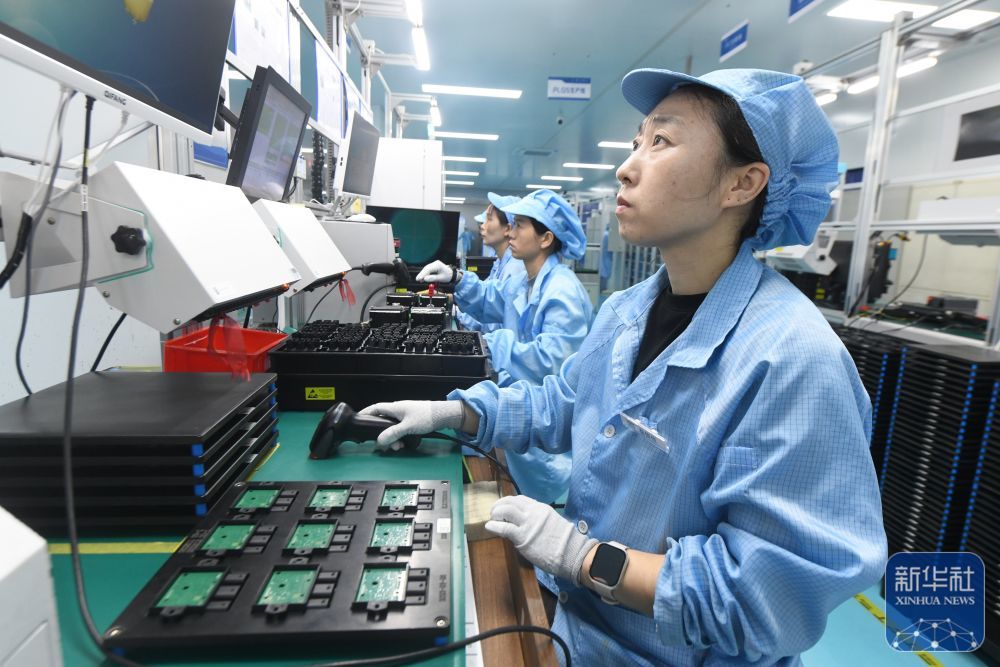 ↑ 12月15日，在河北省石家庄新乐市东方久乐汽车电子（上海）股份有限公司新乐分公司生产车间，工人加紧生产出口订单。新华社发（贾敏杰摄）