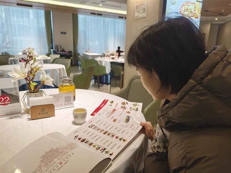 消费者在香满楼天庆店预订年夜饭