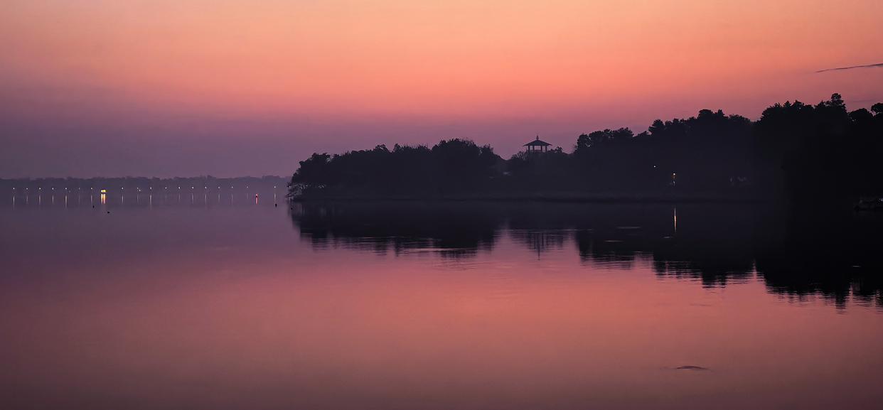 11月16日在武汉市东湖风景区拍摄的朝霞。新华社记者 沈虹冰 摄