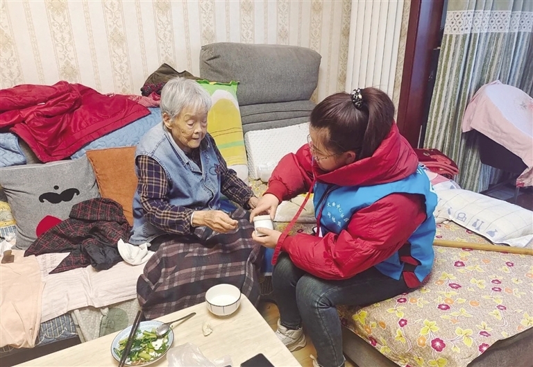 社区网格员关爱困境老人