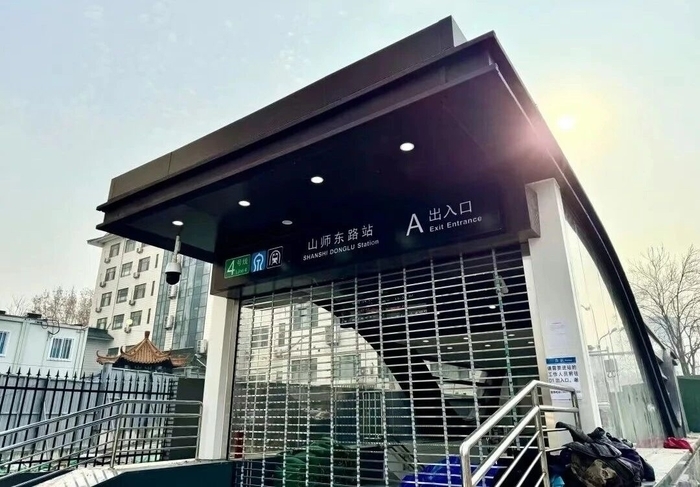 4号线山师东路站A、D1出入口围挡拆除后