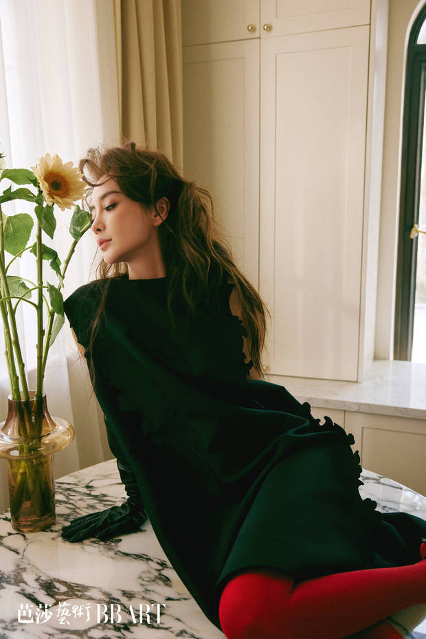 杨颖下颌线优越。