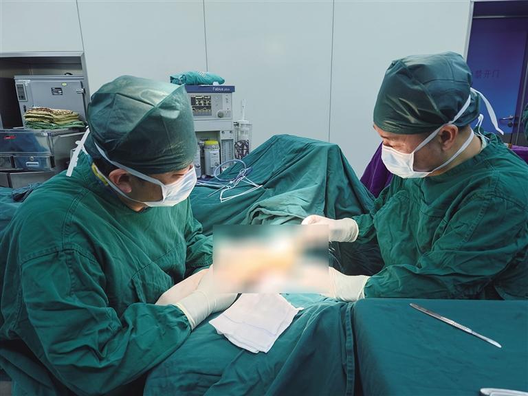 骨科中心高秋明手术团队正在手术