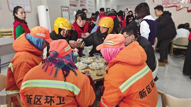 环卫工人和快递员一起吃饺子