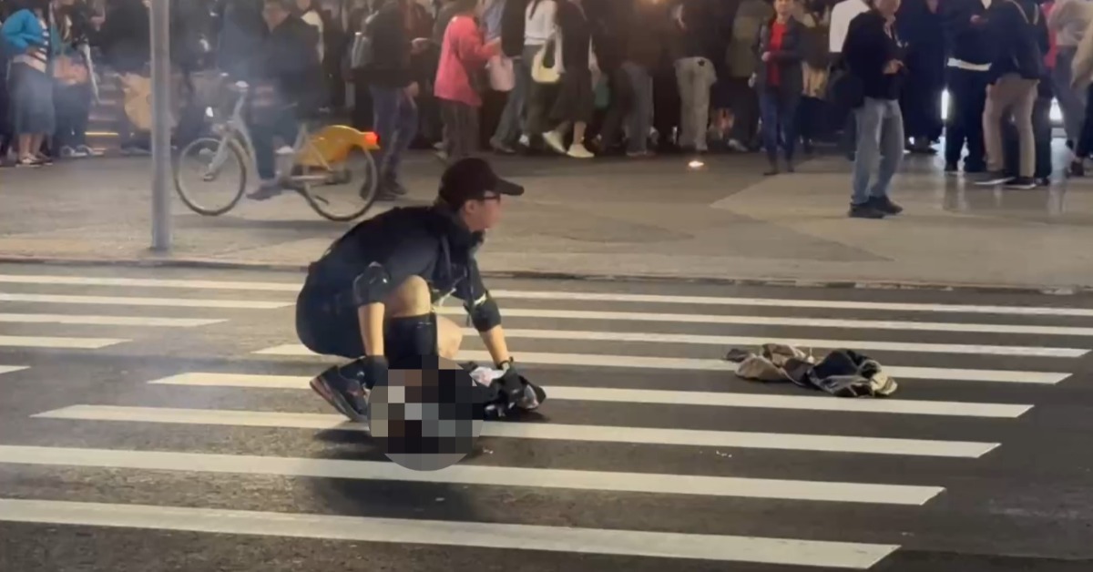 黑衣男持长刀、丢烟雾弹