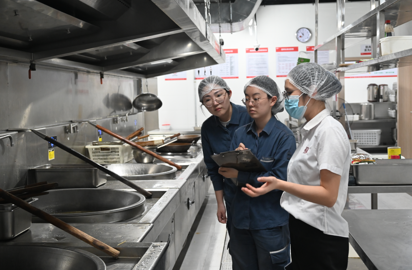 近日，佛山南海供电局工作人员前往广东省人民医院（南海医院）进行走访，检查用户“气改电”设备安装情况，并为用户提供安全用电的技术建议。（林咏菁 摄）