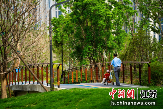 居民在湿地公园散步遛娃。(资料图)惠山区城管局 供图