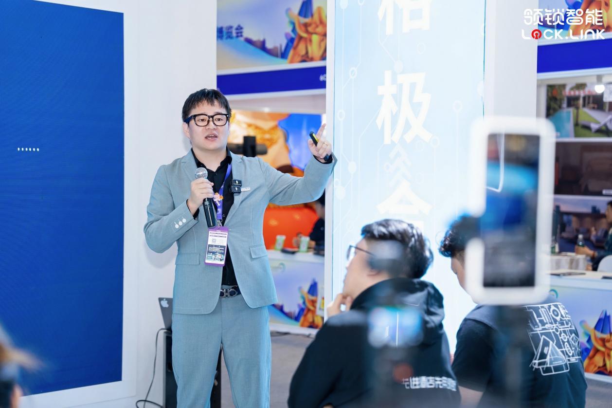图：领锁智能CEO张云恒进行产品解说