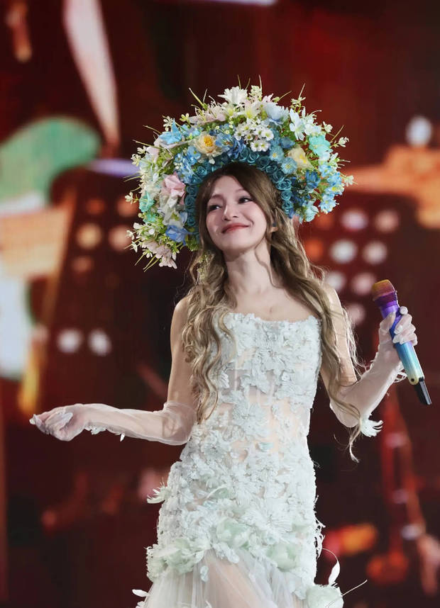 张韶涵化身甜美花仙子,仙气十足。