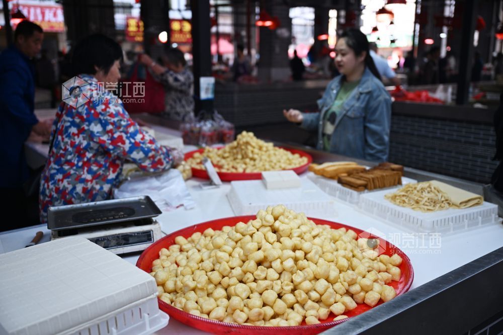 市民在集市上购买食物（吴文兵 摄）