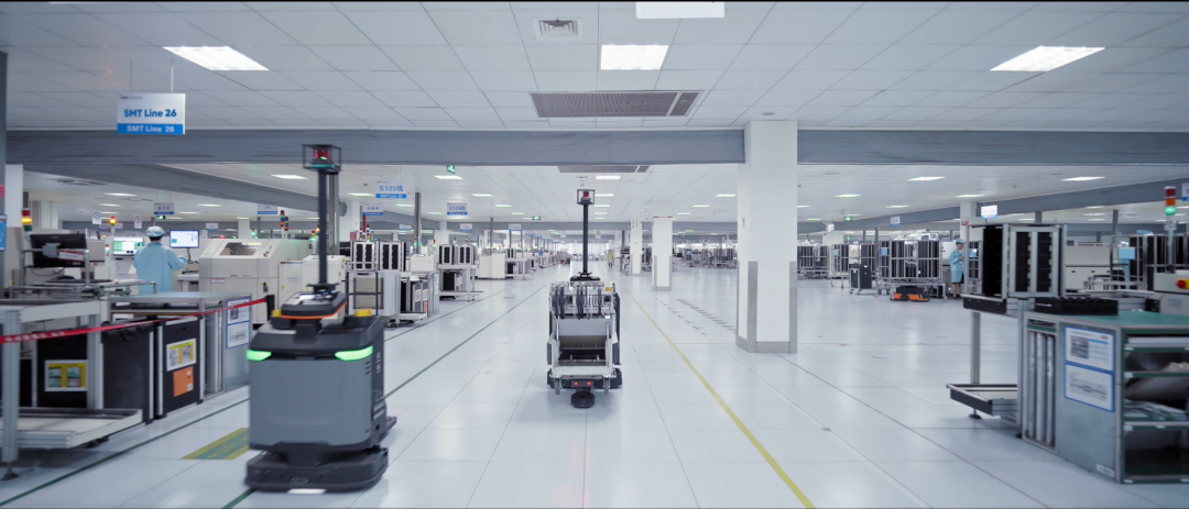 T型叉车物料精准配送。