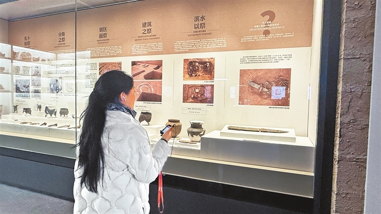12月17日，游客在郑州商都遗址博物院参观时，使用AI讲解设备了解文物与展区信息。 记者 黄岱昕 摄