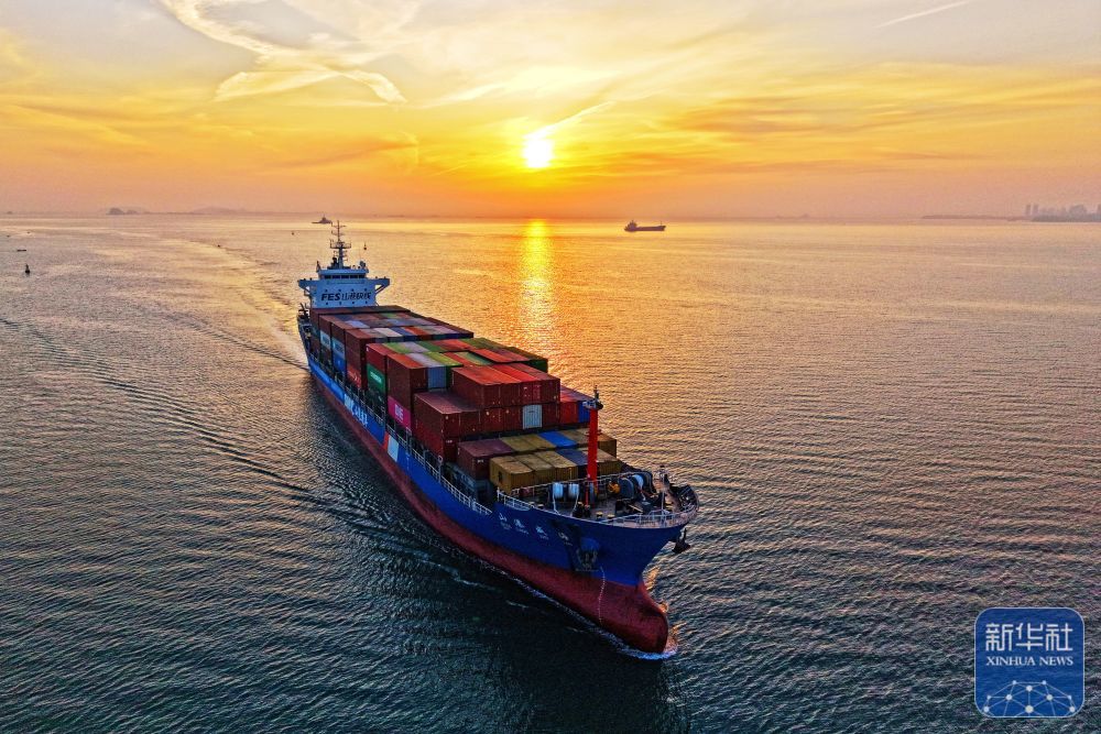 ↑ 12月15日，一艘集装箱货轮驶入山东港口烟台港（无人机照片）。新华社发（孙文潭摄）