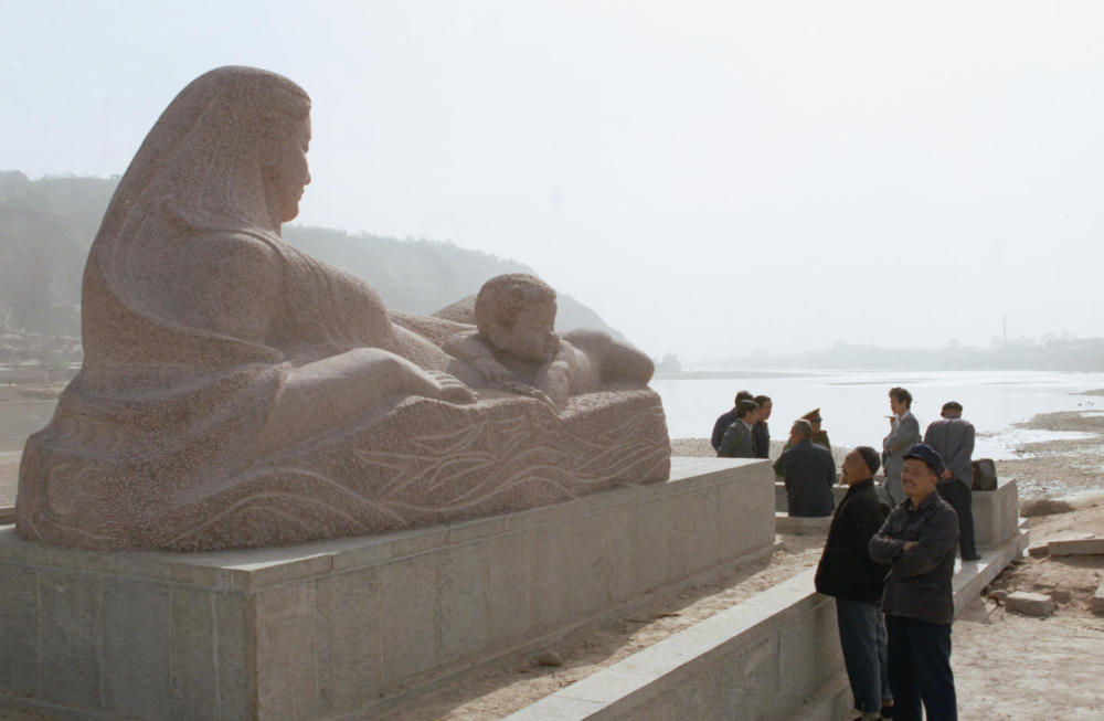 坐落在兰州市滨河中路黄河南岸的《黄河母亲》　新华社记者　李生才　摄（1986年5月21日发）