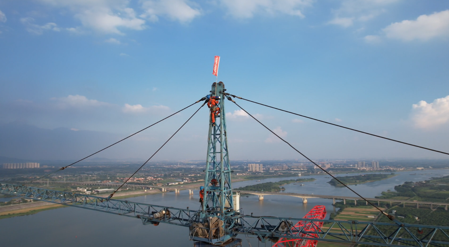 佛山220千伏永丰站扩建工程北江大跨越段立塔、架线施工现场