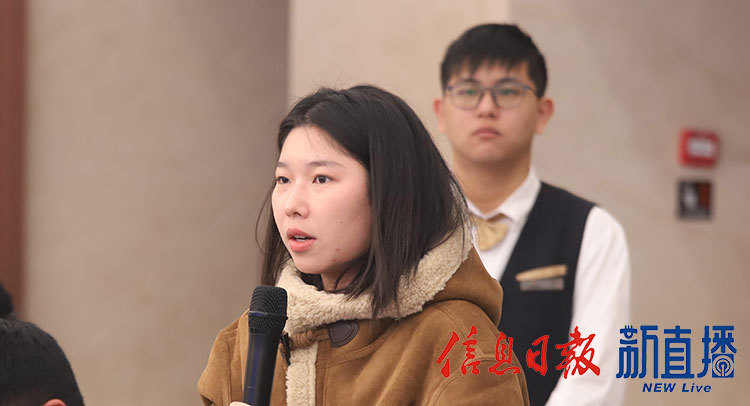 经济晚报提问（文颖 摄）