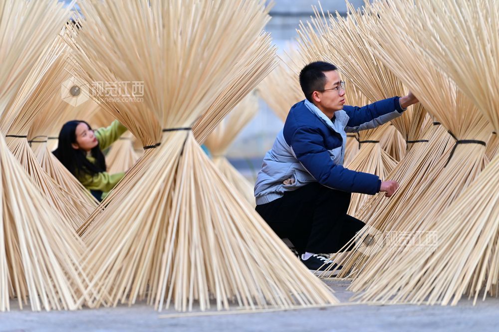 2025年12月16日，江西省宜春市万载县仙源乡统战信息员在仙源村帮助企业晾晒加工好的竹丝。