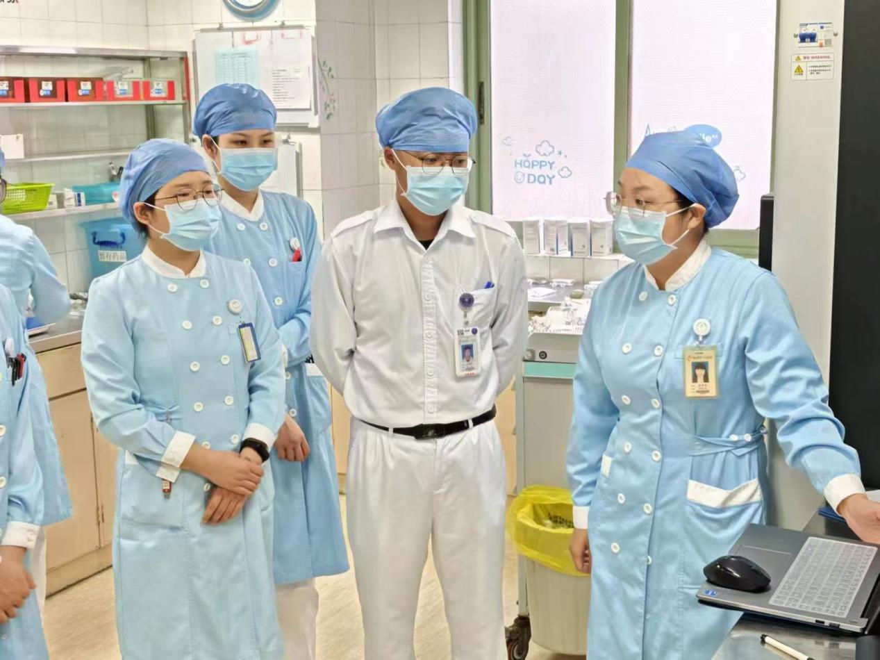 图为：曾静璇在工作中。（右一）