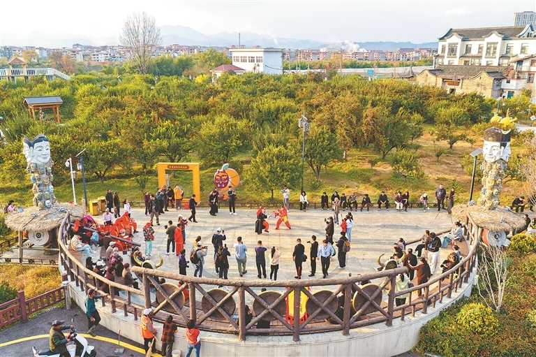 送戏下乡（图）