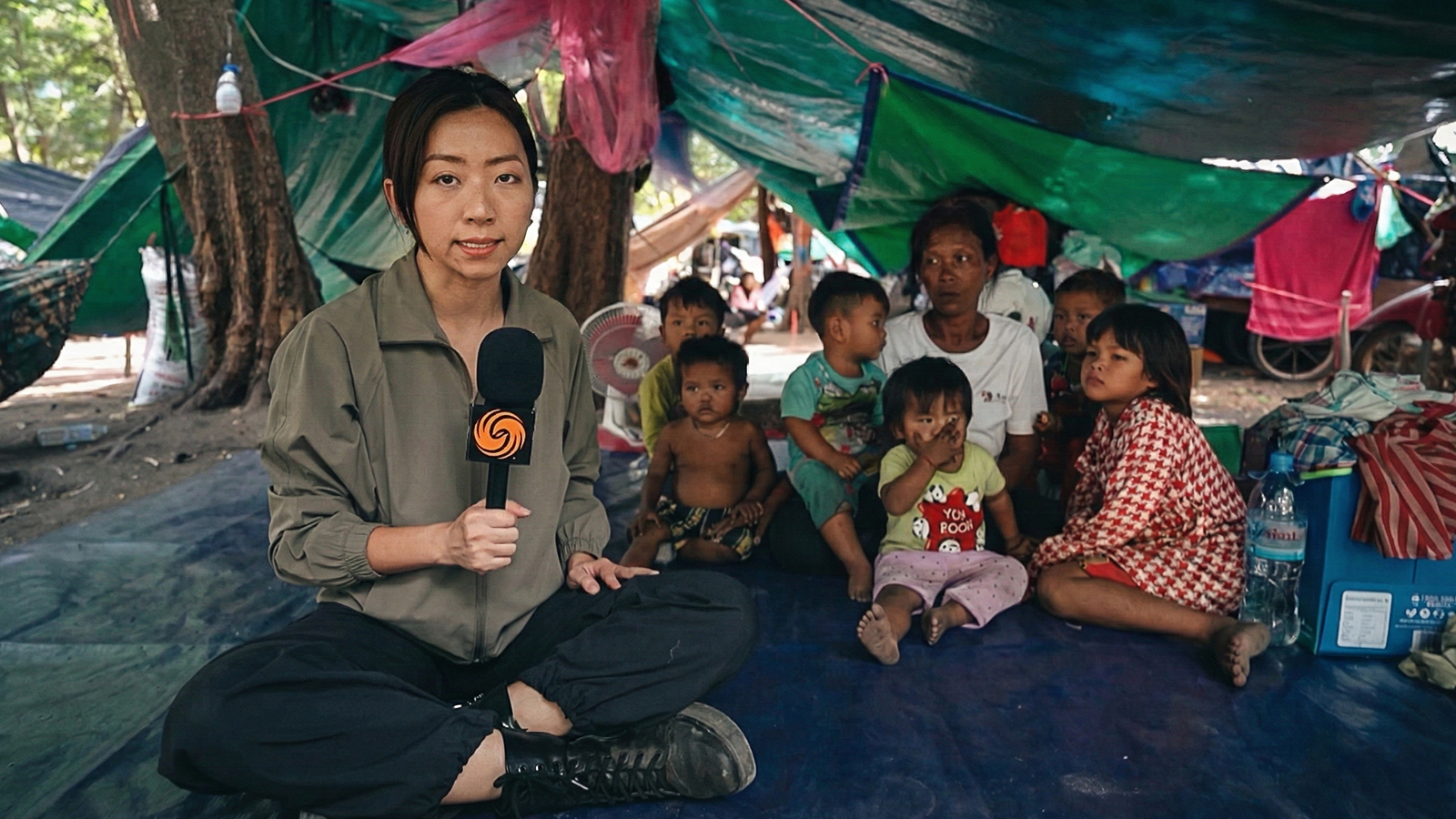 凤凰记者深入柬埔寨难民营｜泰军拉铁丝网“圈地”逾八百家庭流离 妇孺栖身帐篷：家园尽毁