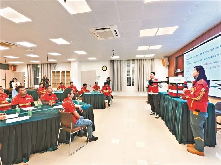 “现代骑手学院”教师为骑手讲解无人机配送相关内容 广州日报