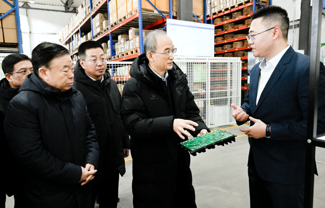 12月17日，吉林省委书记黄强在长春调研，在长春捷翼汽车科技公司详细了解企业发展情况。