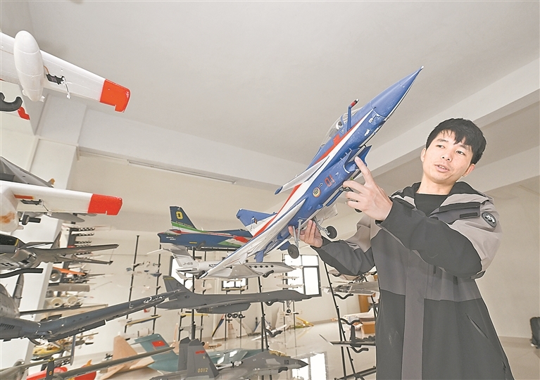 刘祥强展示自己试飞过的歼10战机模型。