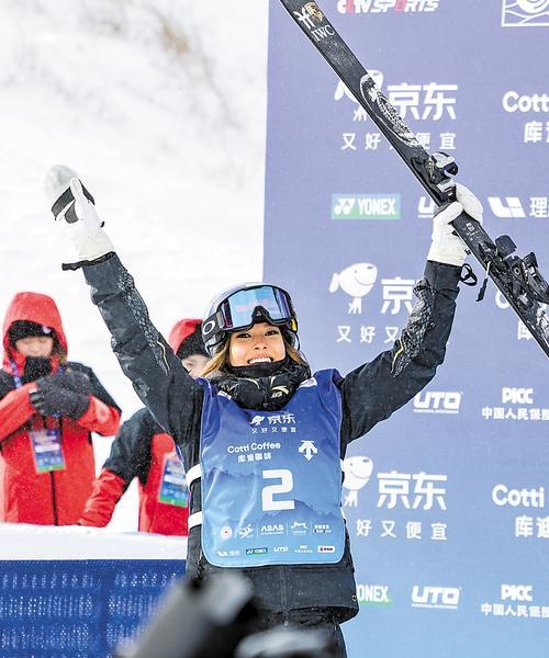 12月13日，中国女选手谷爱凌庆祝胜利。本报记者 耿 辉摄