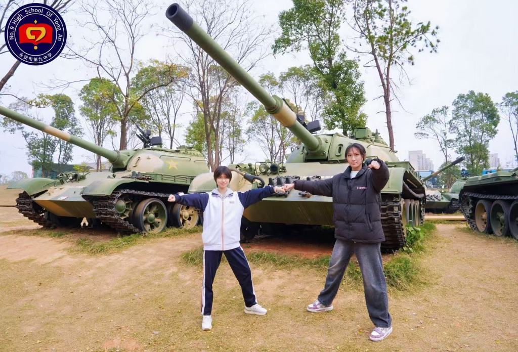 12月12日上午，福建三明永安九中研学团学生打卡南昌军事主题公园。 校方供图