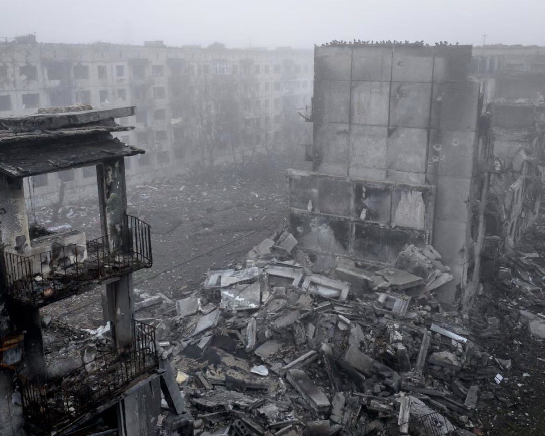 ▎在与俄罗斯的战争中,乌克兰东部顿涅茨克地区前线城镇的居民楼被摧毁。 图源:AFP