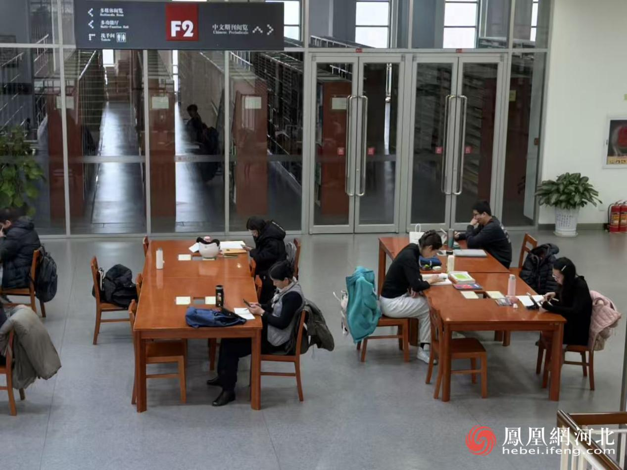 正在读书备考的市民