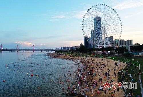 2025年夏季,南昌市红谷滩区摩天湾天然泳场人潮涌动。 全媒体记者 王祺 摄