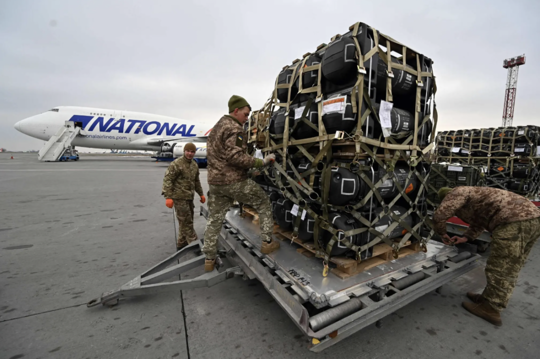 ▎2022年,北约成员国向乌克兰提供反坦克导弹援助。 图源:New York Times