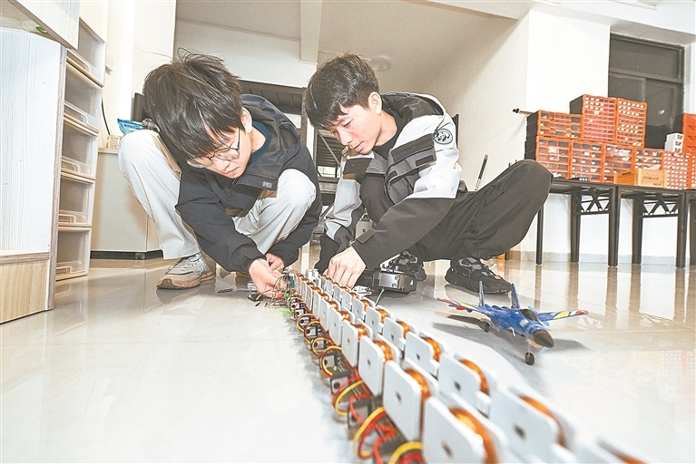 刘祥强（右）在测试“航母弹射器”的性能。