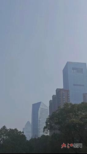12月18日上午，南昌市红谷滩区雾霾中的大楼