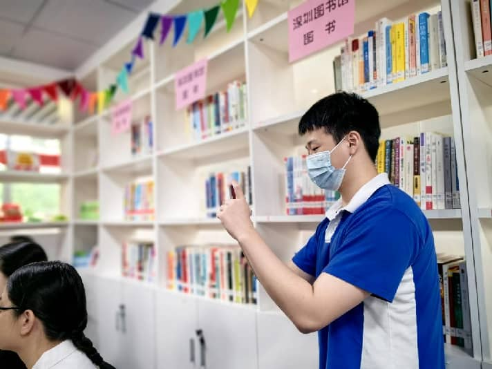 图为文文第一次在活动中担任摄影师