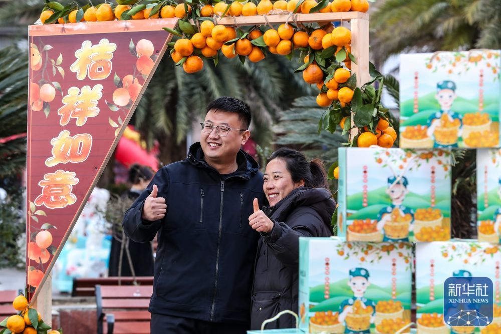 ↑12月13日，居民在陇南市武都区“冬至大集”上拍照。