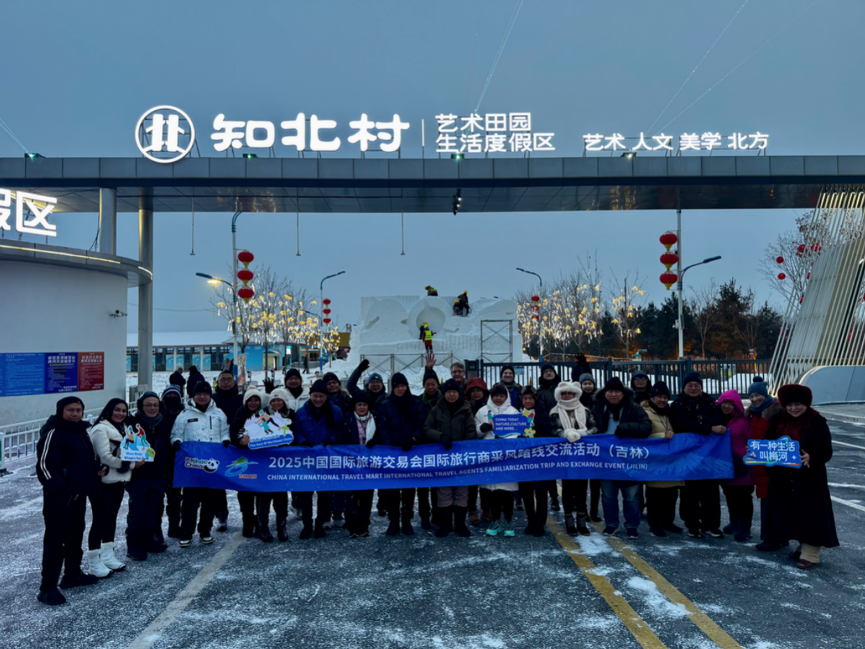 旅行商代表在梅河口市知北村合影。