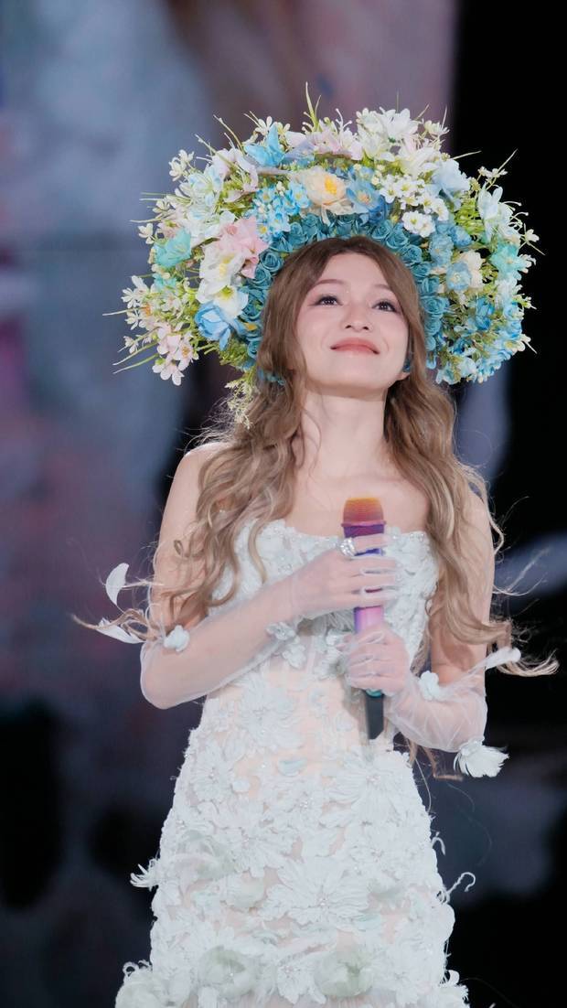 搜狐娱乐讯 近日,张韶涵在泉州站演唱会的造型美照曝光,她头戴非遗簪花宛若甜美花仙子,十分养眼!