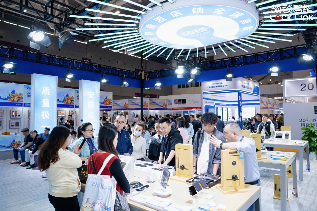 图：领锁智能x小度展位