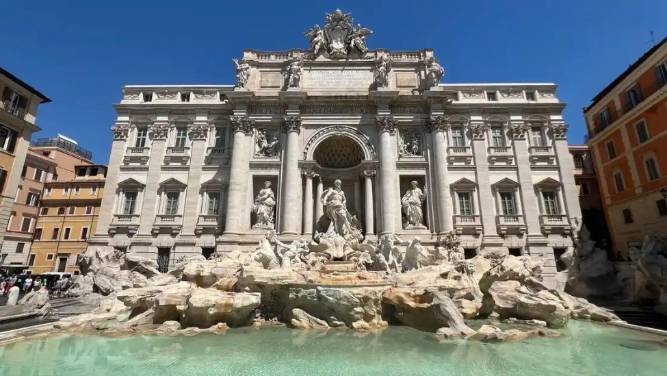 罗马许愿池许愿需先交钱，分为本地、游客两条通道