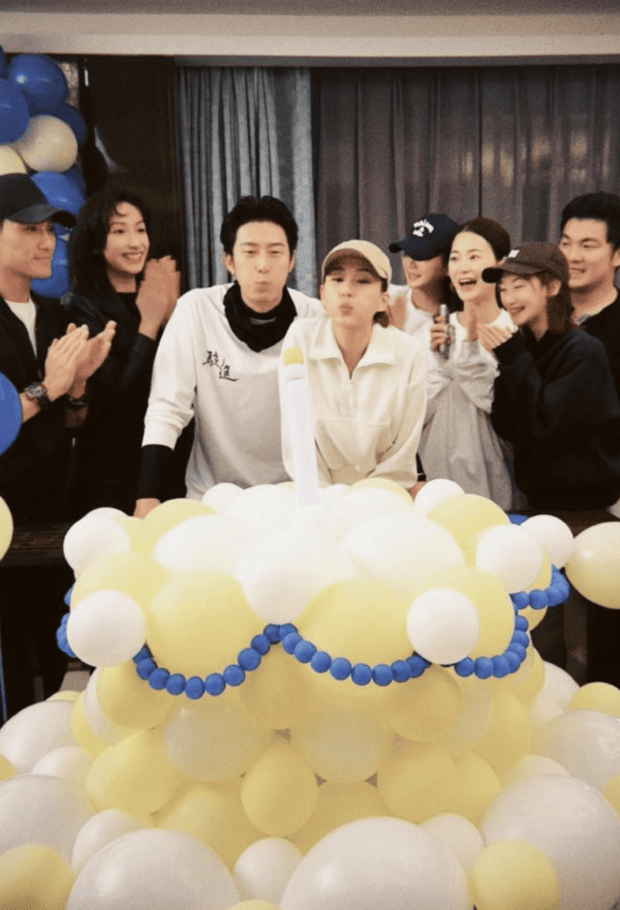 何超莲窦骁一起吹气球蜡烛,友人鼓掌庆祝。