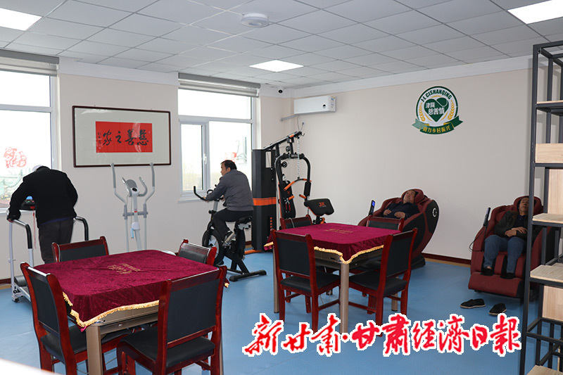 图为老人们在老年康养中心健身