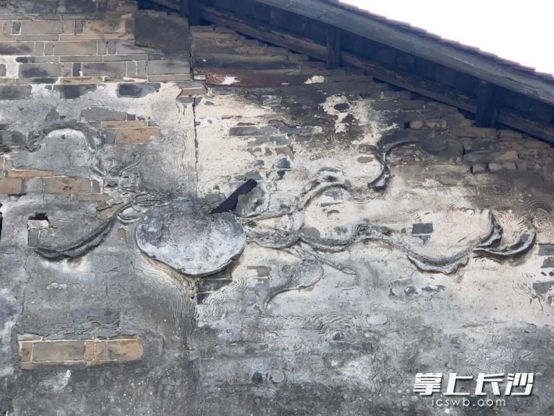 修复前,天符宫北侧山墙上的寿桃与锦绶图案。 长沙晚报通讯员 壹心 摄