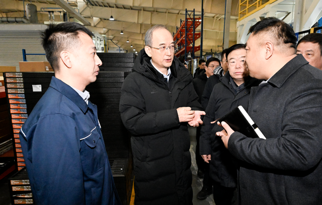 12月17日，省委书记黄强在长春调研，在福耀集团长春公司实地察看生产运行情况。