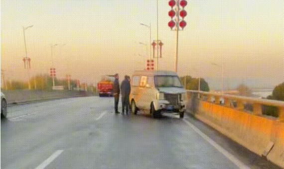 疑因环卫夜间洒水致道路结冰，安徽一地多车连撞，警方回应